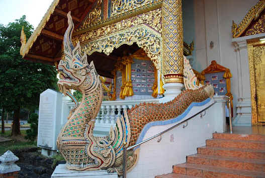 File:Naga in Wat Phra Singh.jpg